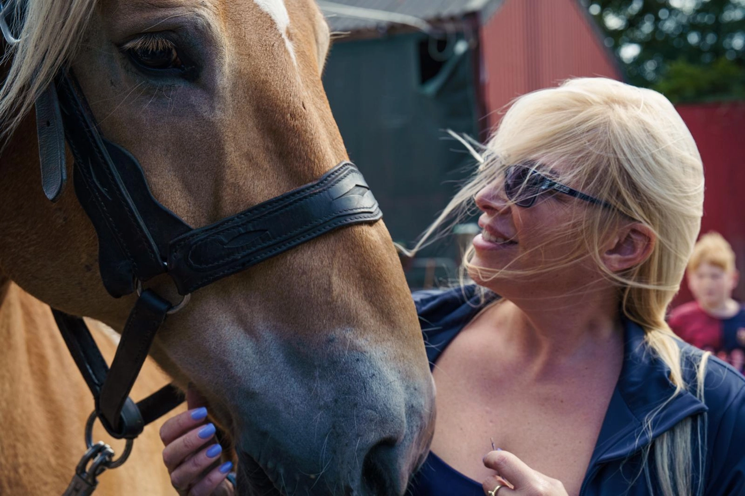 Älterer älterer Demenzpatient (alternder alter Erwachsener) im Pflege- und Hospizheim hält die Hand eines geriatrischen Arztes und genießt eine glückliche medizinische Versorgung durch einen Krankenhauspfleger