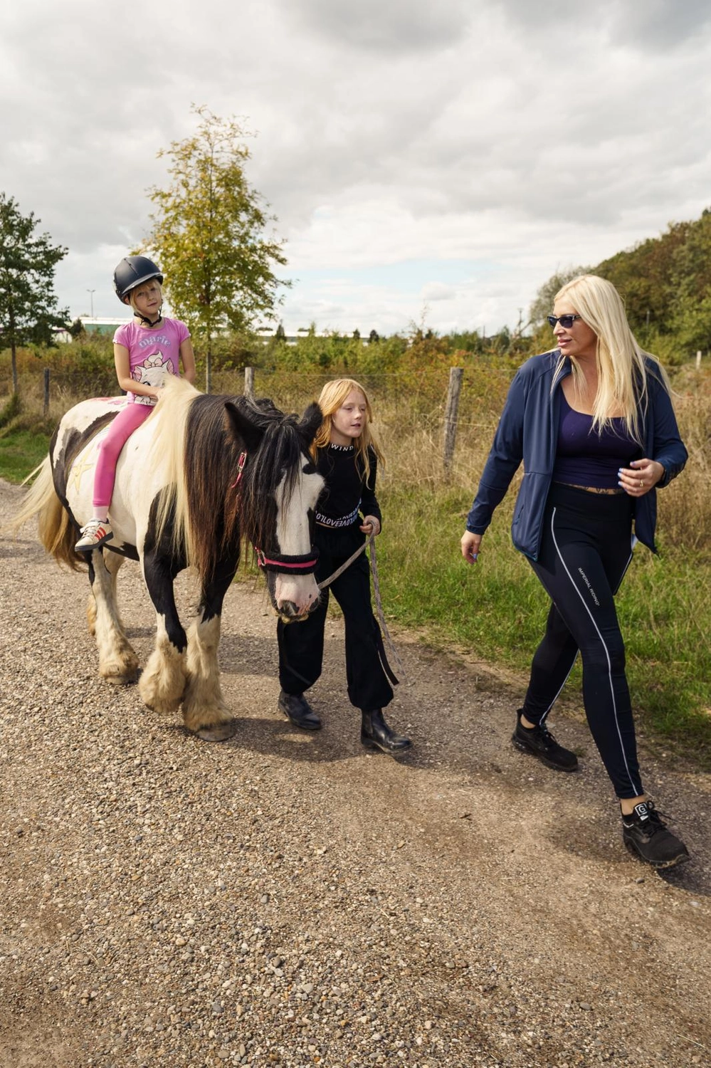 Älterer älterer Demenzpatient (alternder alter Erwachsener) im Pflege- und Hospizheim hält die Hand eines geriatrischen Arztes und genießt eine glückliche medizinische Versorgung durch einen Krankenhauspfleger