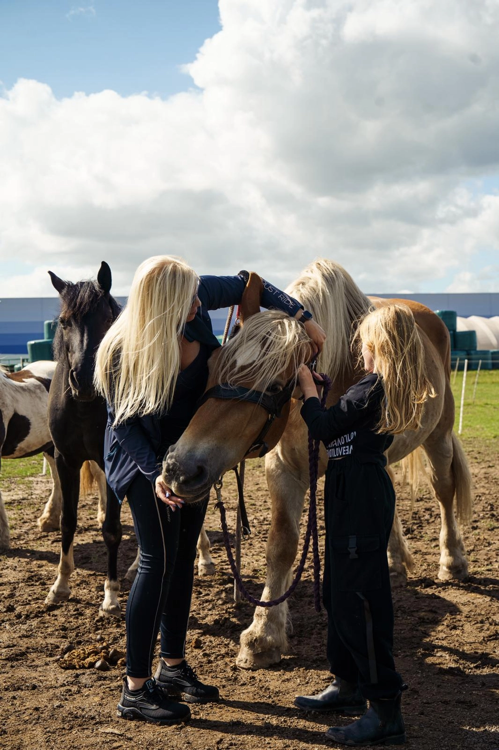 Älterer älterer Demenzpatient (alternder alter Erwachsener) im Pflege- und Hospizheim hält die Hand eines geriatrischen Arztes und genießt eine glückliche medizinische Versorgung durch einen Krankenhauspfleger