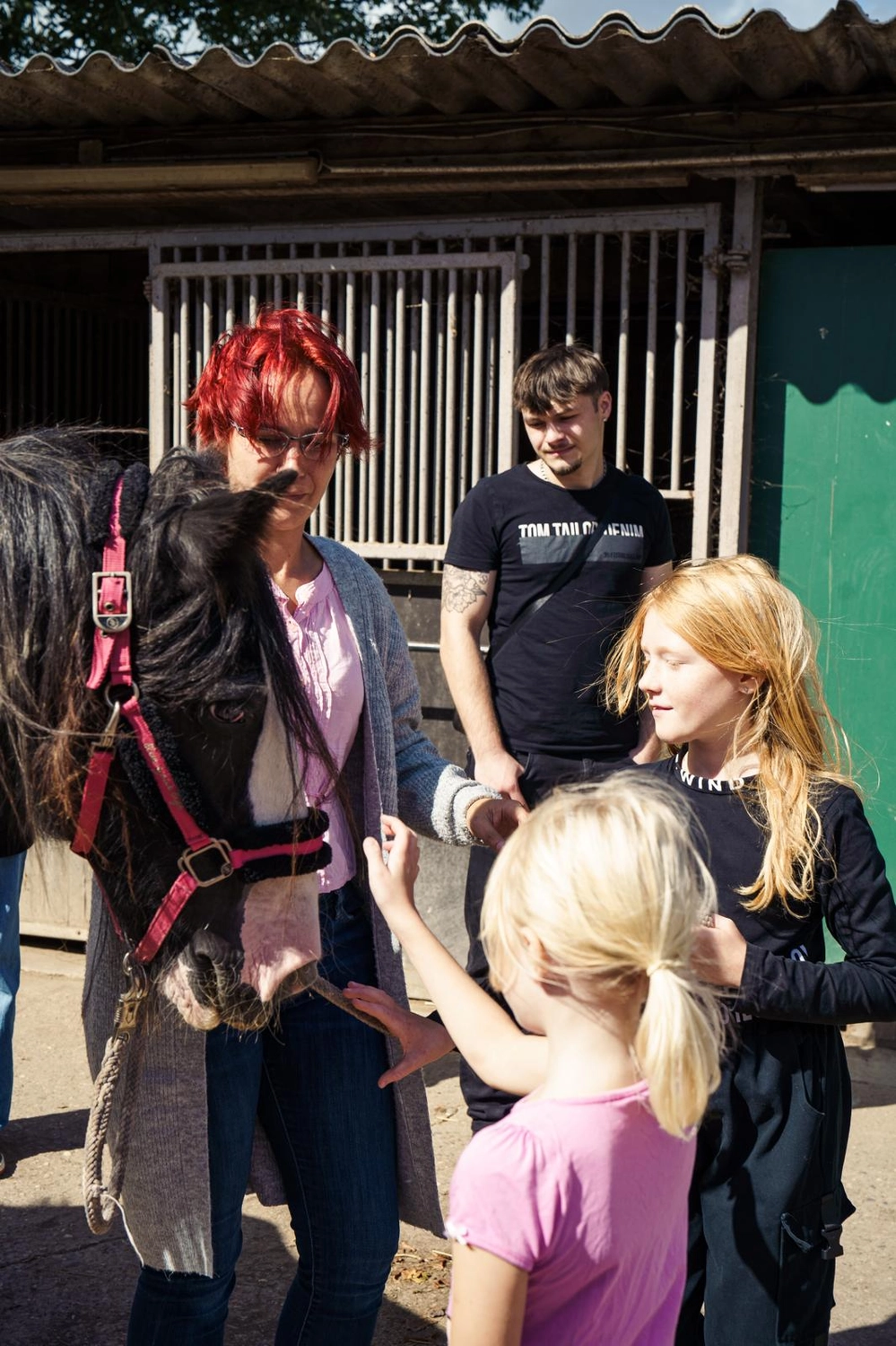Älterer älterer Demenzpatient (alternder alter Erwachsener) im Pflege- und Hospizheim hält die Hand eines geriatrischen Arztes und genießt eine glückliche medizinische Versorgung durch einen Krankenhauspfleger