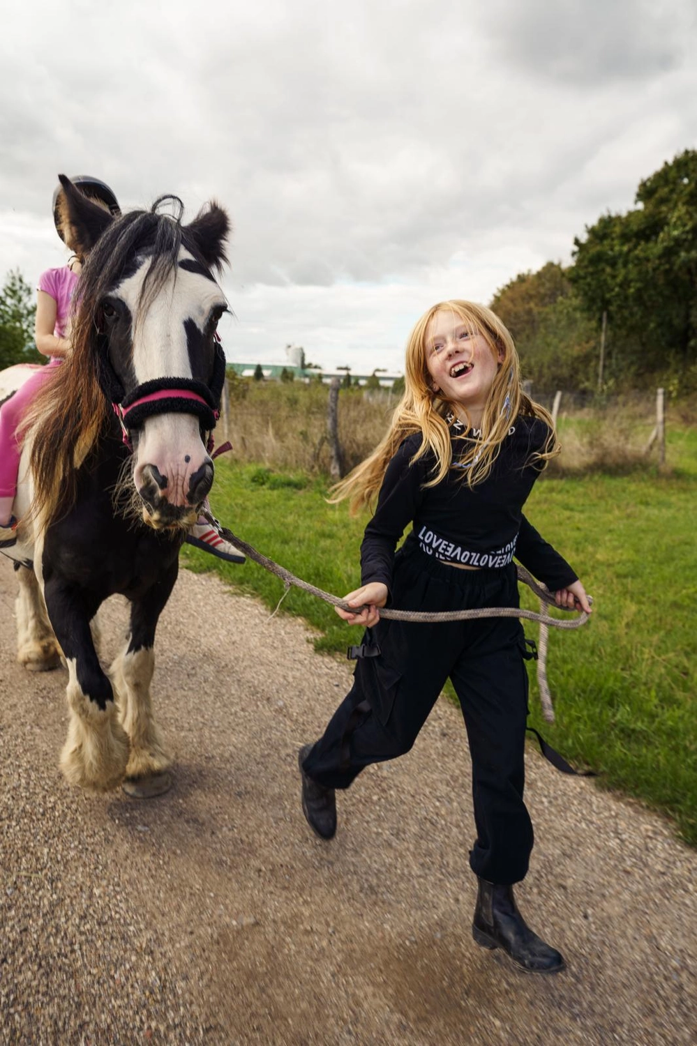 Älterer älterer Demenzpatient (alternder alter Erwachsener) im Pflege- und Hospizheim hält die Hand eines geriatrischen Arztes und genießt eine glückliche medizinische Versorgung durch einen Krankenhauspfleger