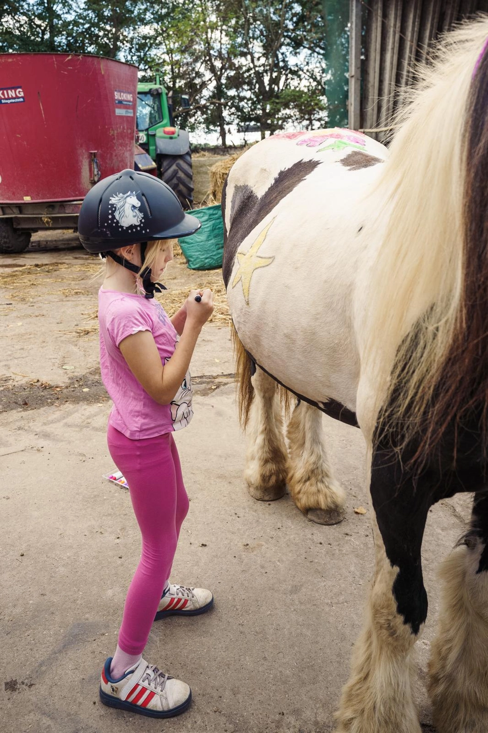 Älterer älterer Demenzpatient (alternder alter Erwachsener) im Pflege- und Hospizheim hält die Hand eines geriatrischen Arztes und genießt eine glückliche medizinische Versorgung durch einen Krankenhauspfleger