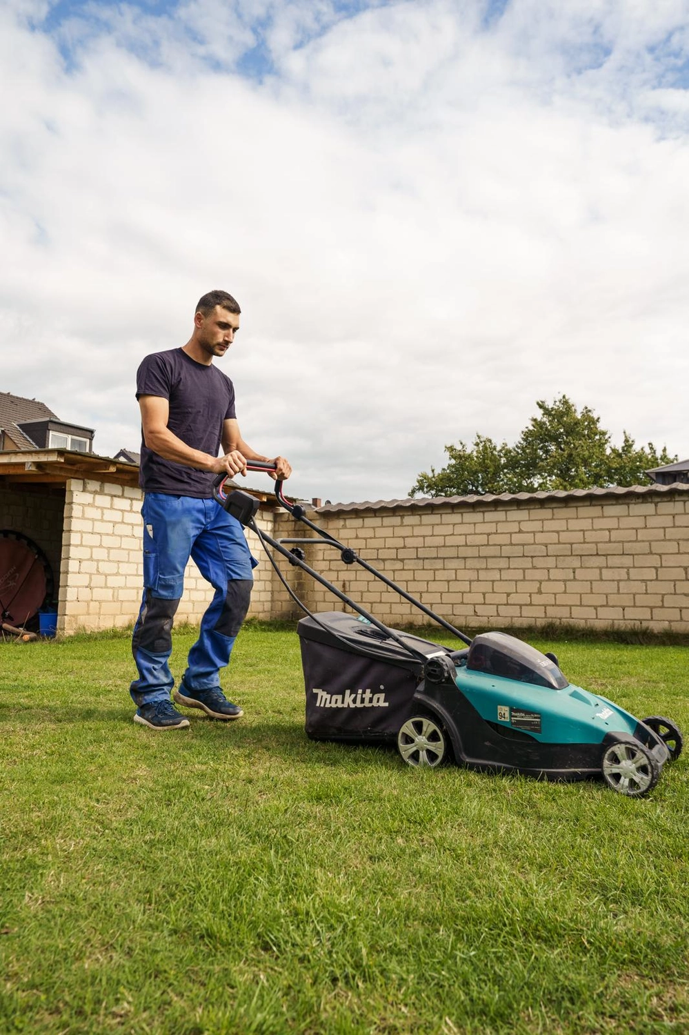 Älterer älterer Demenzpatient (alternder alter Erwachsener) im Pflege- und Hospizheim hält die Hand eines geriatrischen Arztes und genießt eine glückliche medizinische Versorgung durch einen Krankenhauspfleger