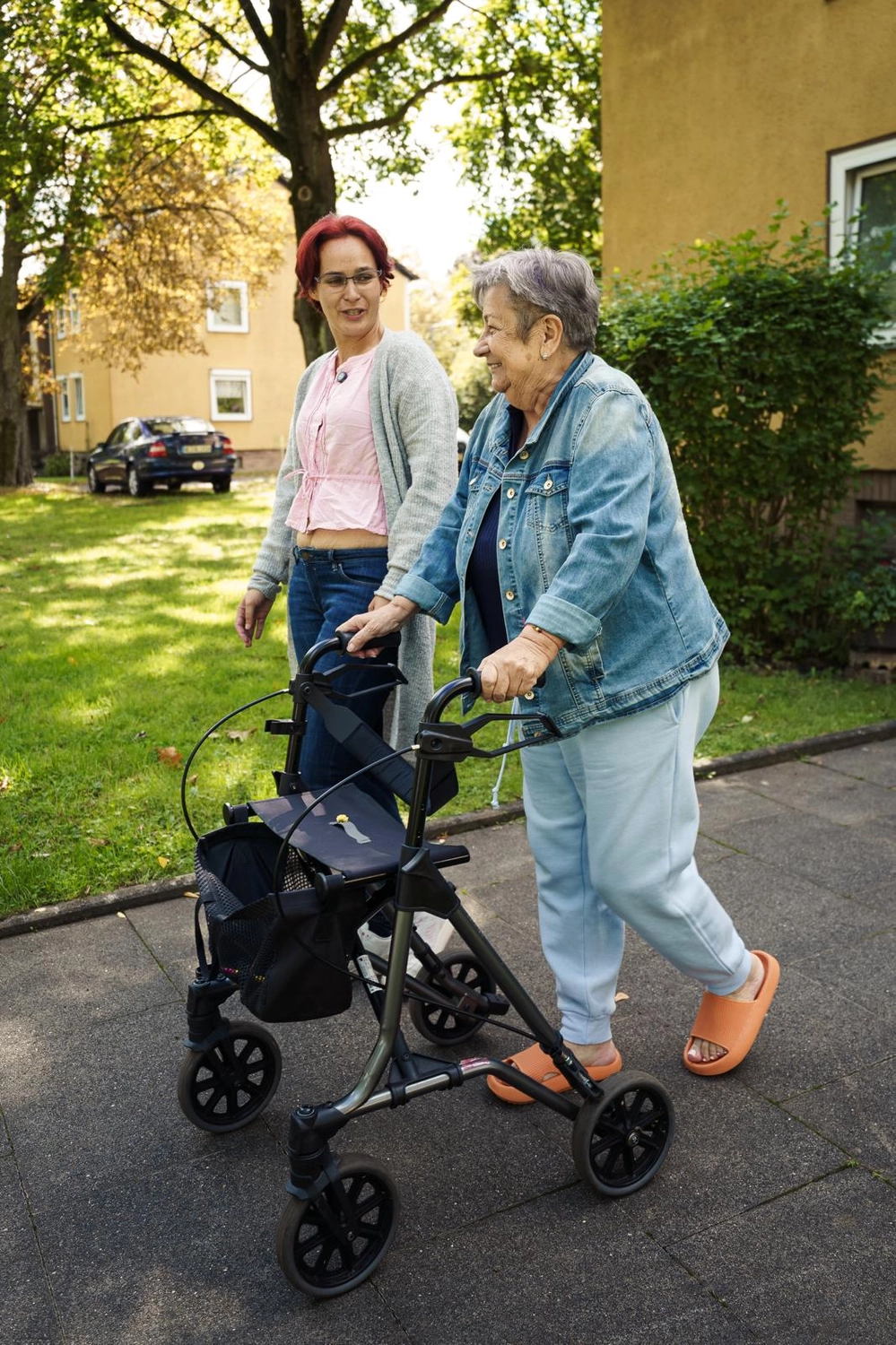 Älterer älterer Demenzpatient (alternder alter Erwachsener) im Pflege- und Hospizheim hält die Hand eines geriatrischen Arztes und genießt eine glückliche medizinische Versorgung durch einen Krankenhauspfleger