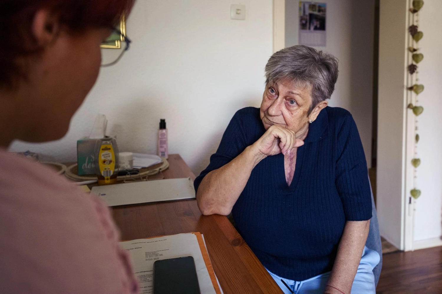 Fröhliche ältere Frau sitzt im Rollstuhl