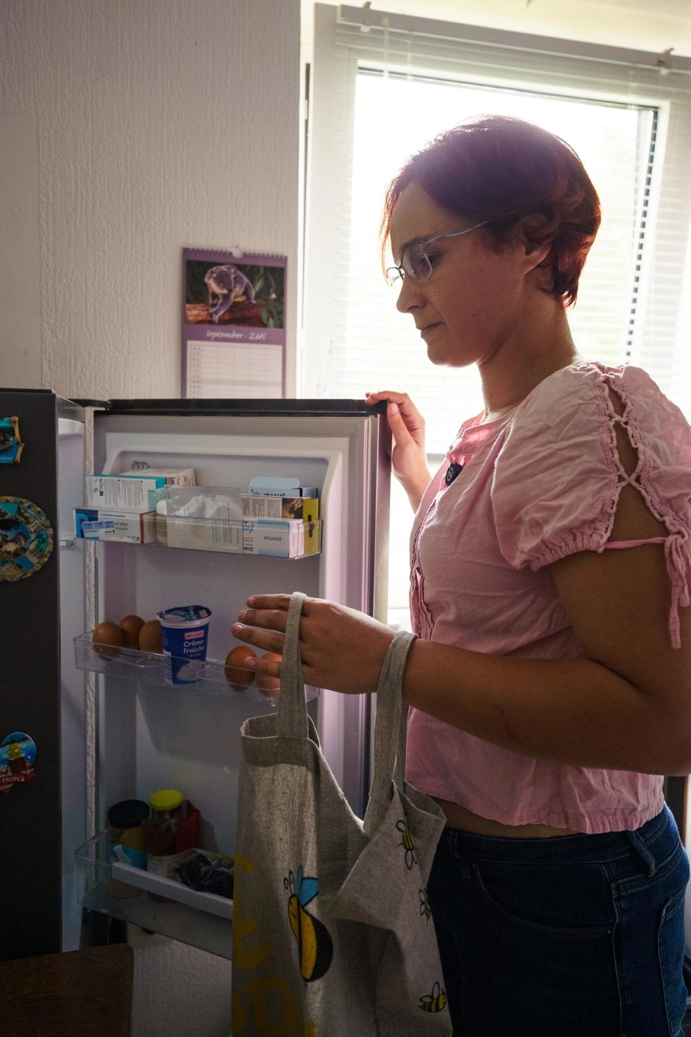 Älterer älterer Demenzpatient (alternder alter Erwachsener) im Pflege- und Hospizheim hält die Hand eines geriatrischen Arztes und genießt eine glückliche medizinische Versorgung durch einen Krankenhauspfleger