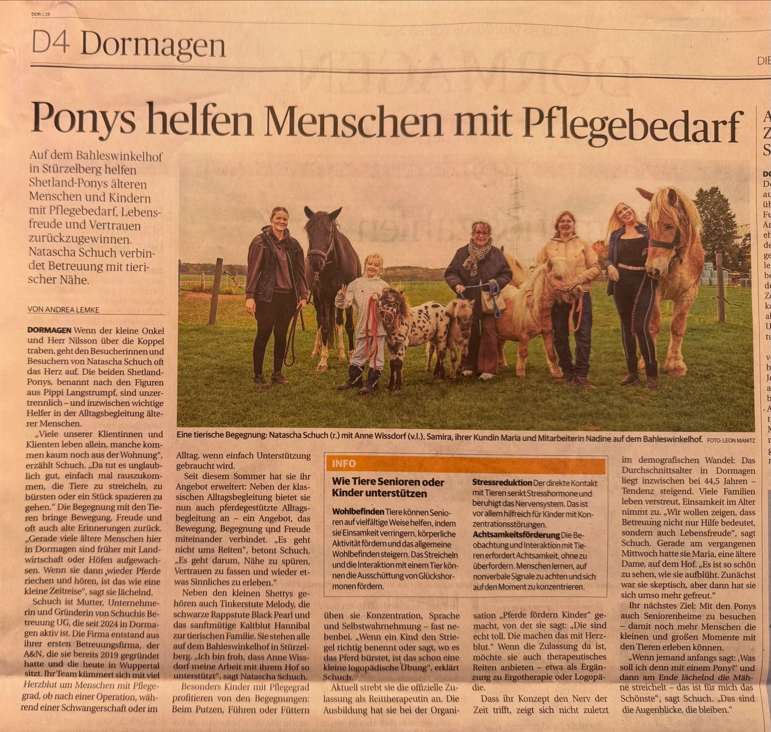 Älterer älterer Demenzpatient (alternder alter Erwachsener) im Pflege- und Hospizheim hält die Hand eines geriatrischen Arztes und genießt eine glückliche medizinische Versorgung durch einen Krankenhauspfleger