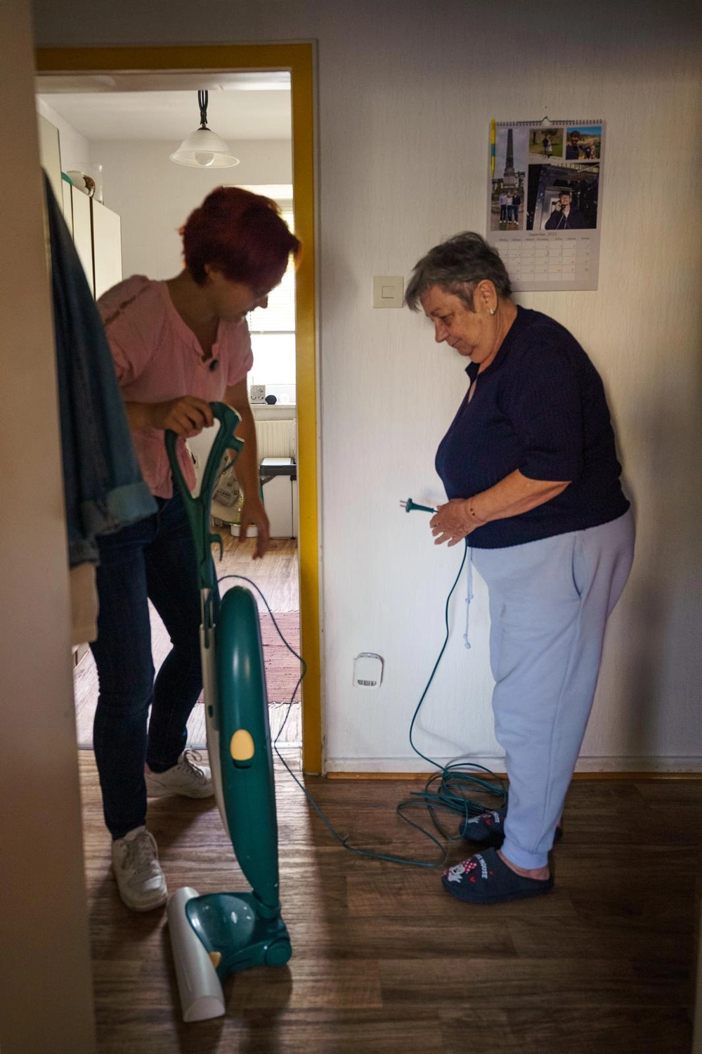 Älterer älterer Demenzpatient (alternder alter Erwachsener) im Pflege- und Hospizheim hält die Hand eines geriatrischen Arztes und genießt eine glückliche medizinische Versorgung durch einen Krankenhauspfleger